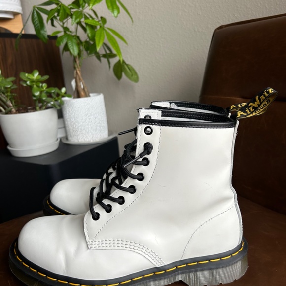 1460 SMOOTH WHITE LEATHER LACE UP BOOTS